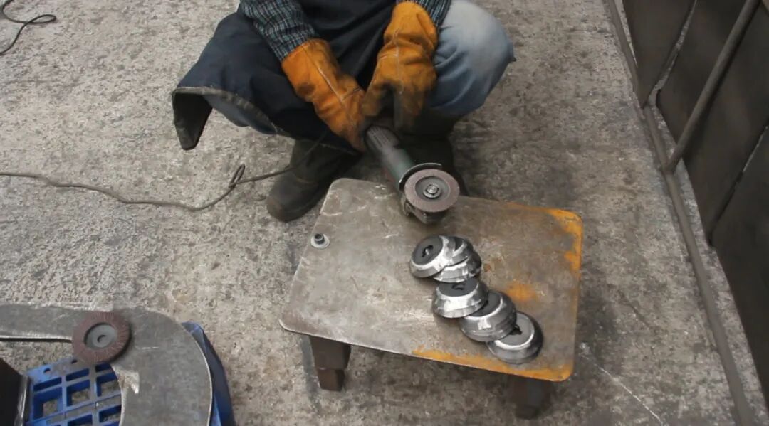 Mini corded angle grinding tool